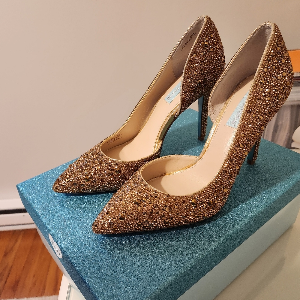 Blue by Betsey Johnson Hazil Pumps, Gold, Size 8.5, Never Worn!